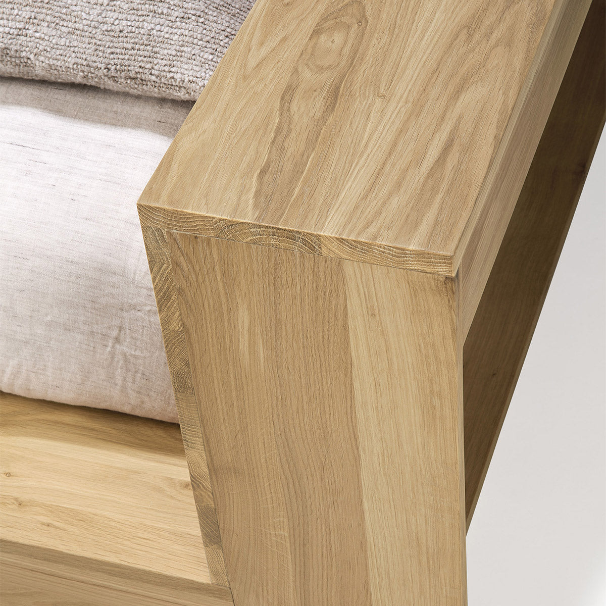 Madra King Bed (Oak)