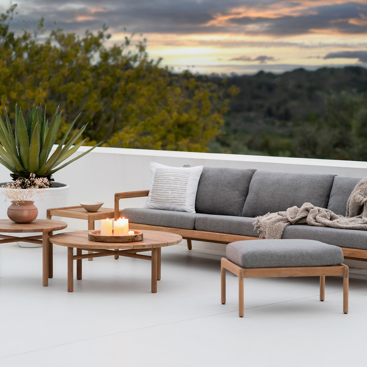 Quatro Outdoor Round Coffee Table