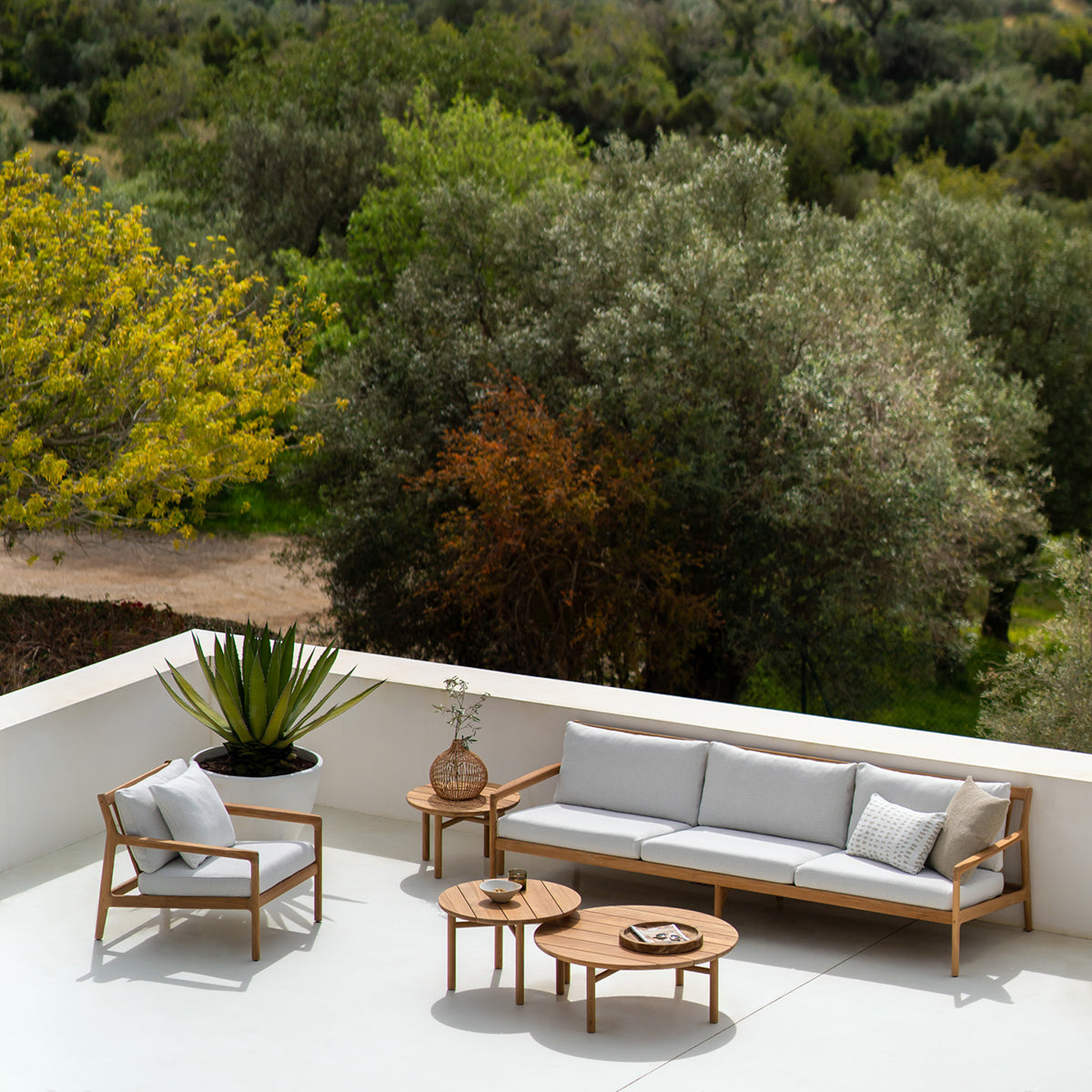 Quatro Outdoor Round Coffee Table