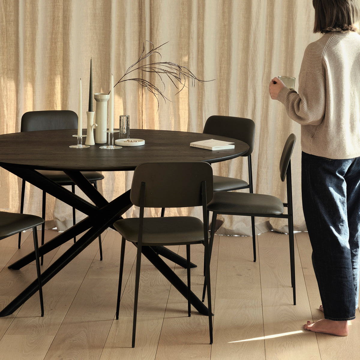 Mikado Round Dining Table (Oak Black, 150cm)