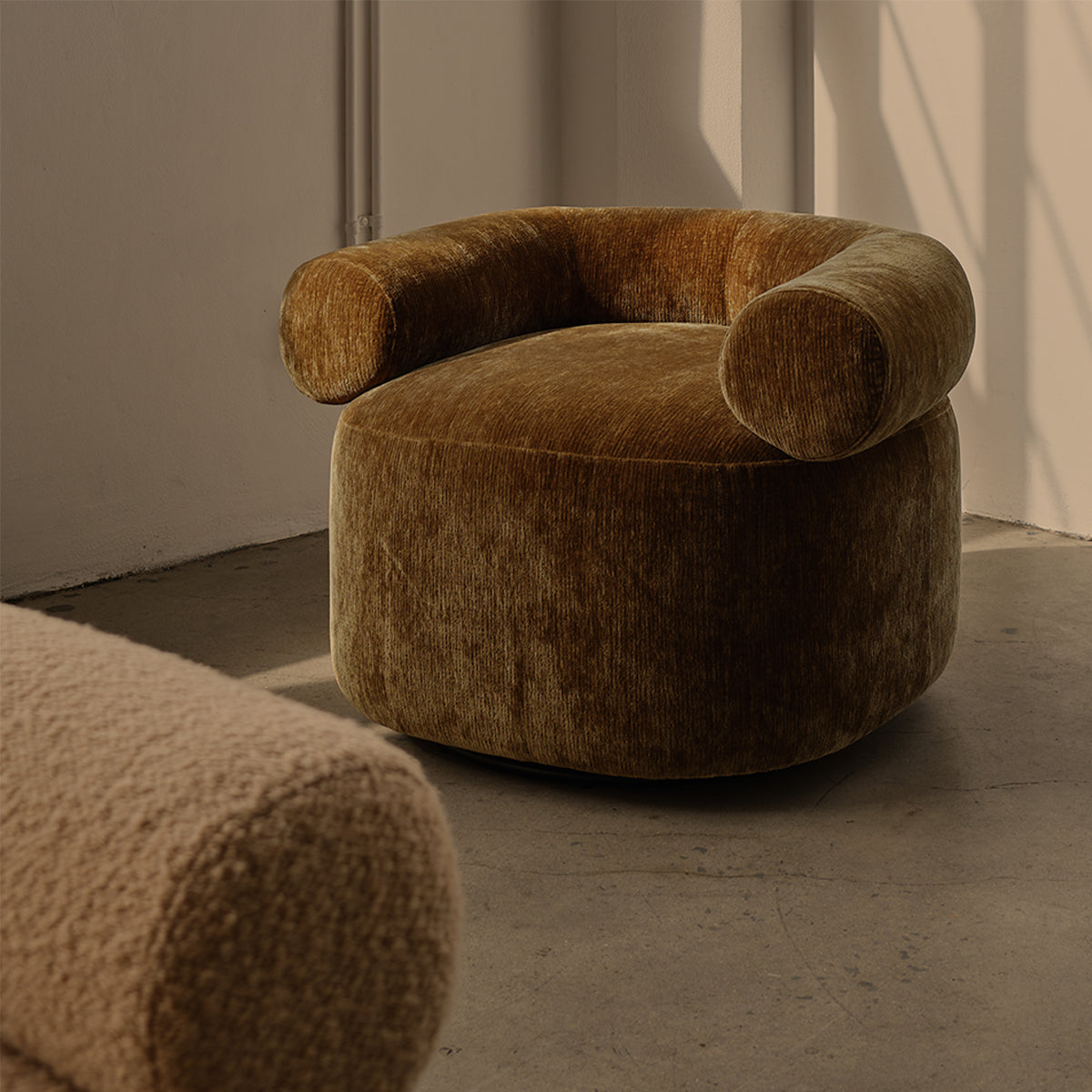 Huggy Swivel Armchair