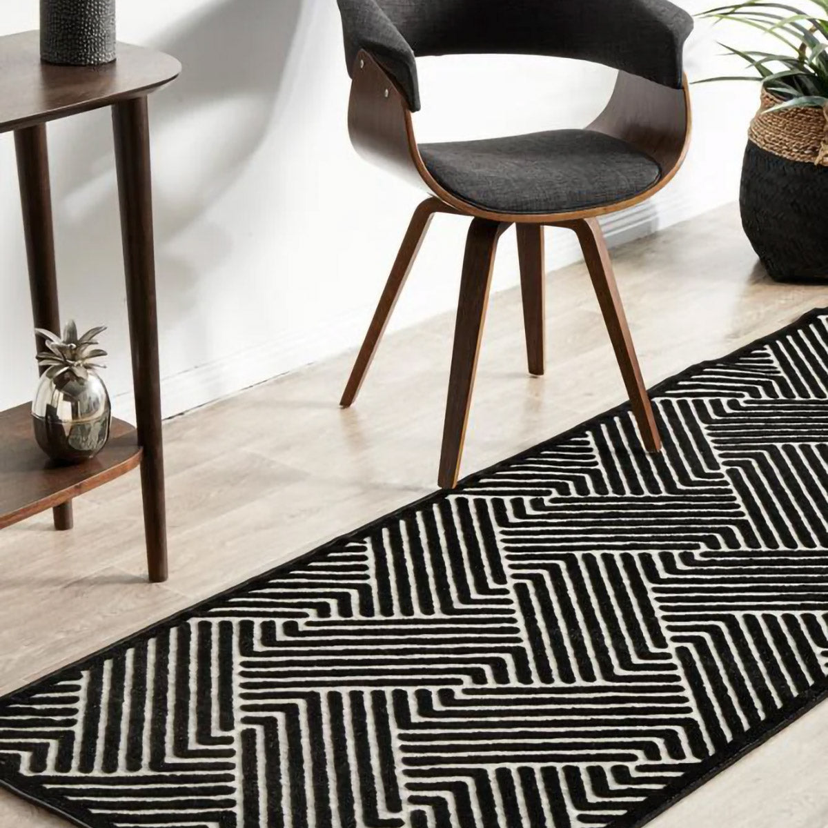 York Runner Rug (Black/Gold)