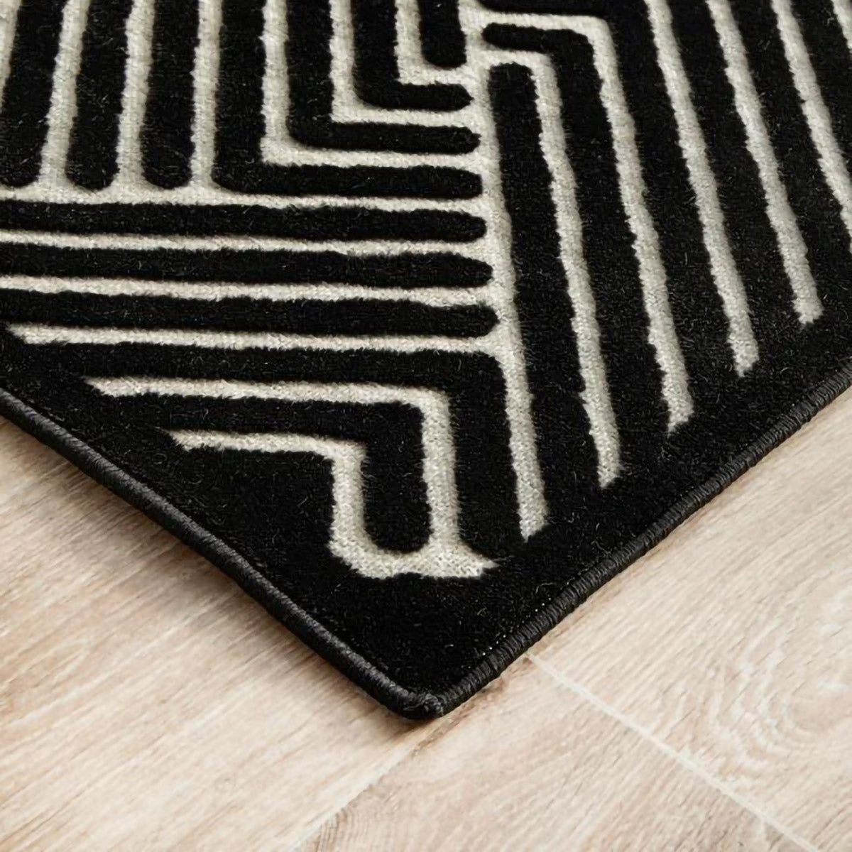 York Runner Rug (Black/Gold)