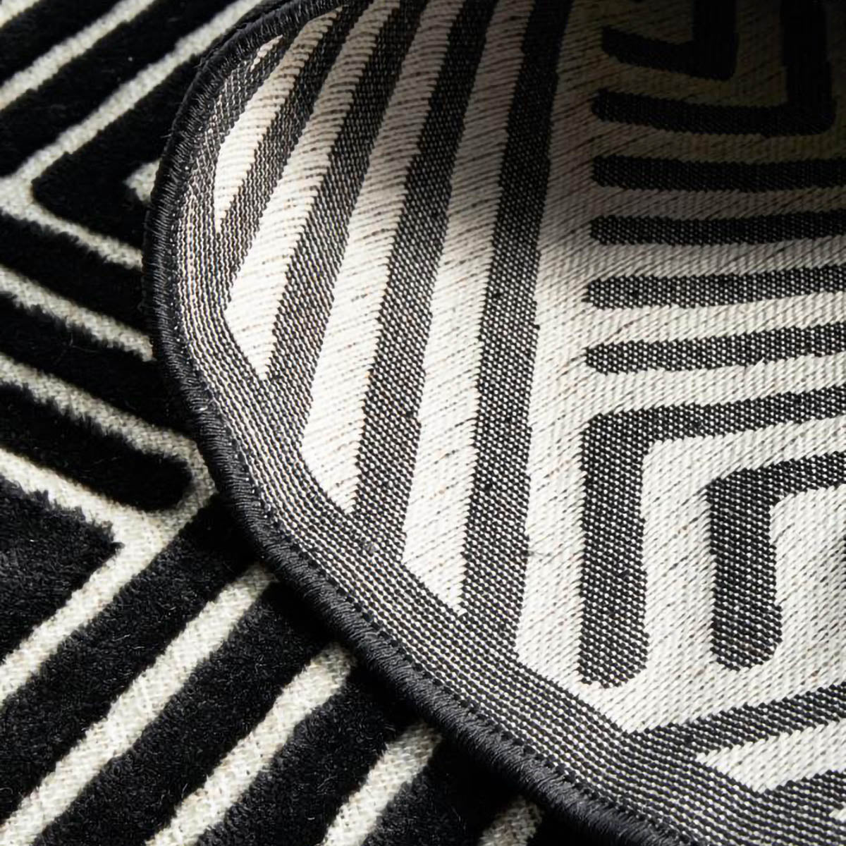 York Runner Rug (Black/Gold)