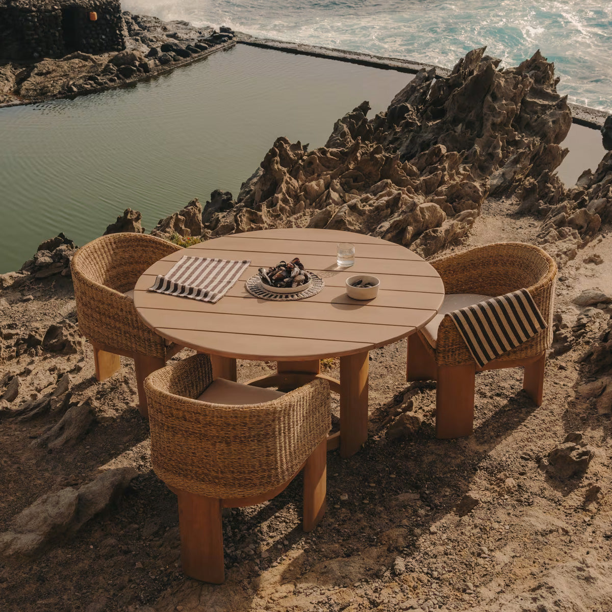 Xoriguer Round Dining Table (Eucalyptus)