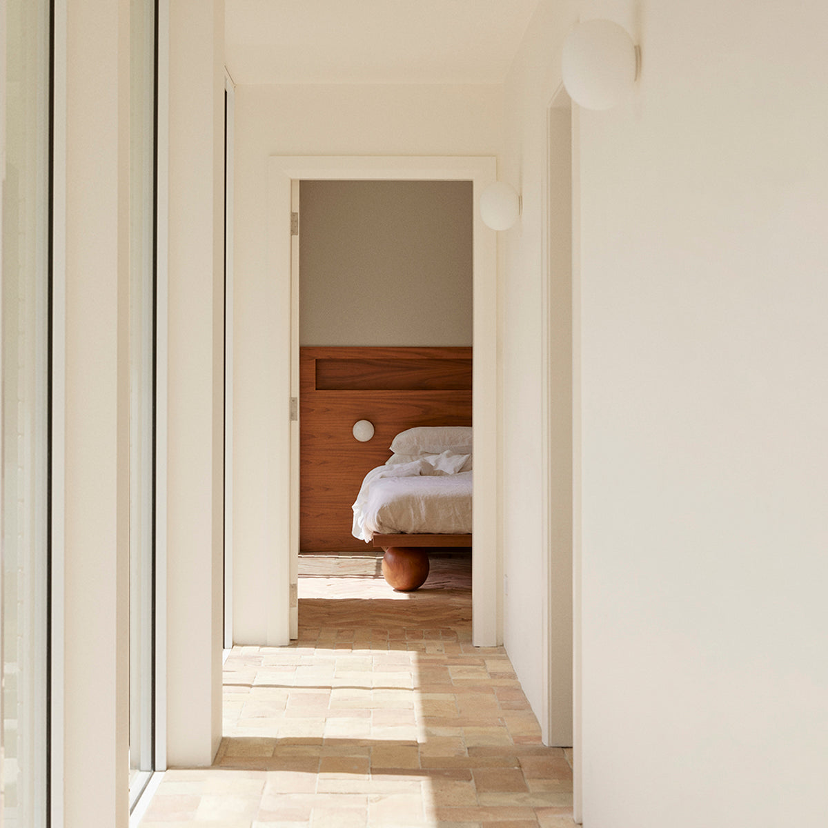 Yoko King Bed (Walnut Natural)